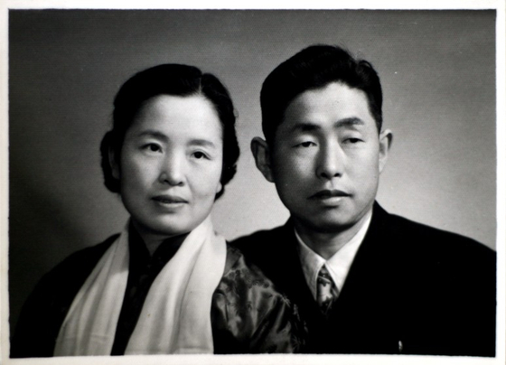 정율성과 그의 부인 딩쉐숭(丁雪松). 딩쉐숭(1918-2011)은 중국 신화통신의 첫 평양 주재 특파원이자 중국의 첫 여성 대사(네덜란드, 덴마크)로 활동했다. ⓒ바이두백과
