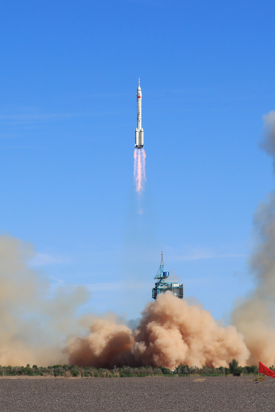17알 중국 서북부 간쑤성 주취안에 위치한 위성발사센터에서 유인우주선 선저우 12호를 탑재한 창정-2F Y12 로켓이 우주를 향해 발사되고 있다. [신화=연합뉴스]