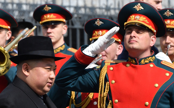 김정은 북한 국무위원장이 2019년 4월 러시아 블라디보스토크역에서 열린 환송행사에서 러시아군 의장대를 사열하고 있다. 푸틴 러시아 대통령과 정상회담을 갖고 북한으로 돌아가던 길이다. [AFP]