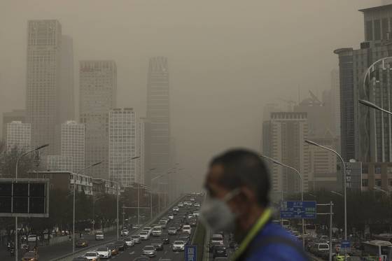 스모그가 짙게 낀 중국 베이징 거리의 육교 위를 마스크를 착용한 시민이 지나고 있다. EPA=연합뉴스
