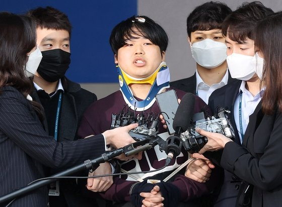 텔레그램 성착취 대화방 운영자 조주빈이 지난해 3월 25일 오전 서울 종로경찰서에서 검찰로 송치되고 있다. 중앙포토
