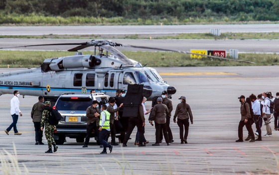 콜롬비아 대통령 탄 헬기에 총격…두케 “비열한 공격”
