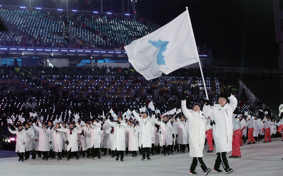 강원도 평창 올림픽스타디움에서 열린 2018 평창동계올림픽 개막식에서 남북 선수단이 한반도기를 앞세우고 동시 입장하고 있다. / 사진:연합뉴스