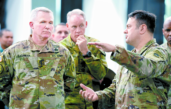 2019년 12월 주일 미군기지를 찾은 라카메라 사령관(왼쪽)이 조나단 하이트 주일 미군 부사령관의 설명을 듣고 있다. 미 육군