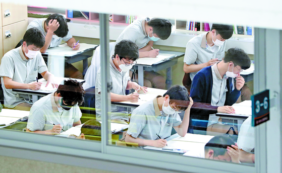 El día 3, en una escuela secundaria en Chuncheon-si, Gangwon-do, los estudiantes realizan una evaluación simulada del examen de junio.  noticias de Yunhap 