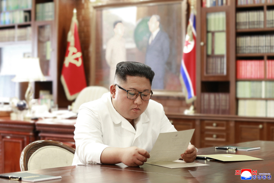 김정은 북한 국무위원장이 2019년 집무실로 보이는 공간에서 도널드 트럼프 당시 미국 대통령의 친서를 읽고 있는 모습을 조선중앙통신이 보도했다. 연합뉴스