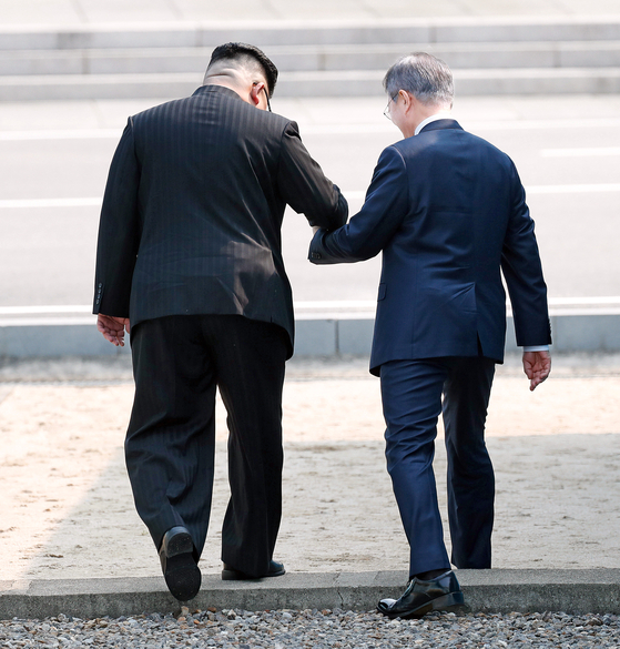 2018 남북정상회담이열린 27일 오전 문재인 대통령과 김정은 북한 국무위원장이 함께 군사분계선(MDL)을 북측으로 넘어가고 있다. 2018.04.27