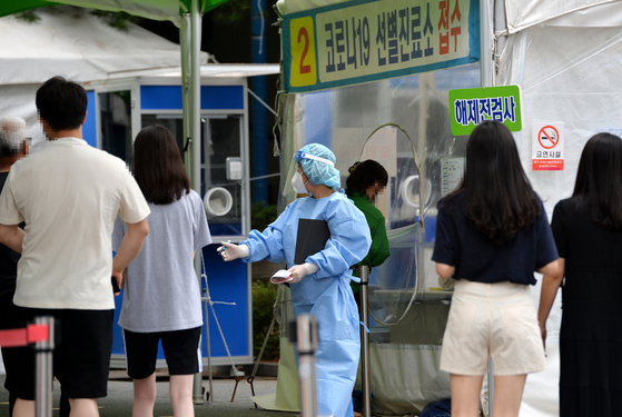 신종 코로나바이러스 감염증(코로나19) 신규 확진자가 급증하고 있다. 지난달 30일 대전의 한 보건소에 마련된 코로나19 선별진료소를 찾은 시민들이 검사를 받기 위해 차례를 기다리고 있다. 프리랜서 김성태