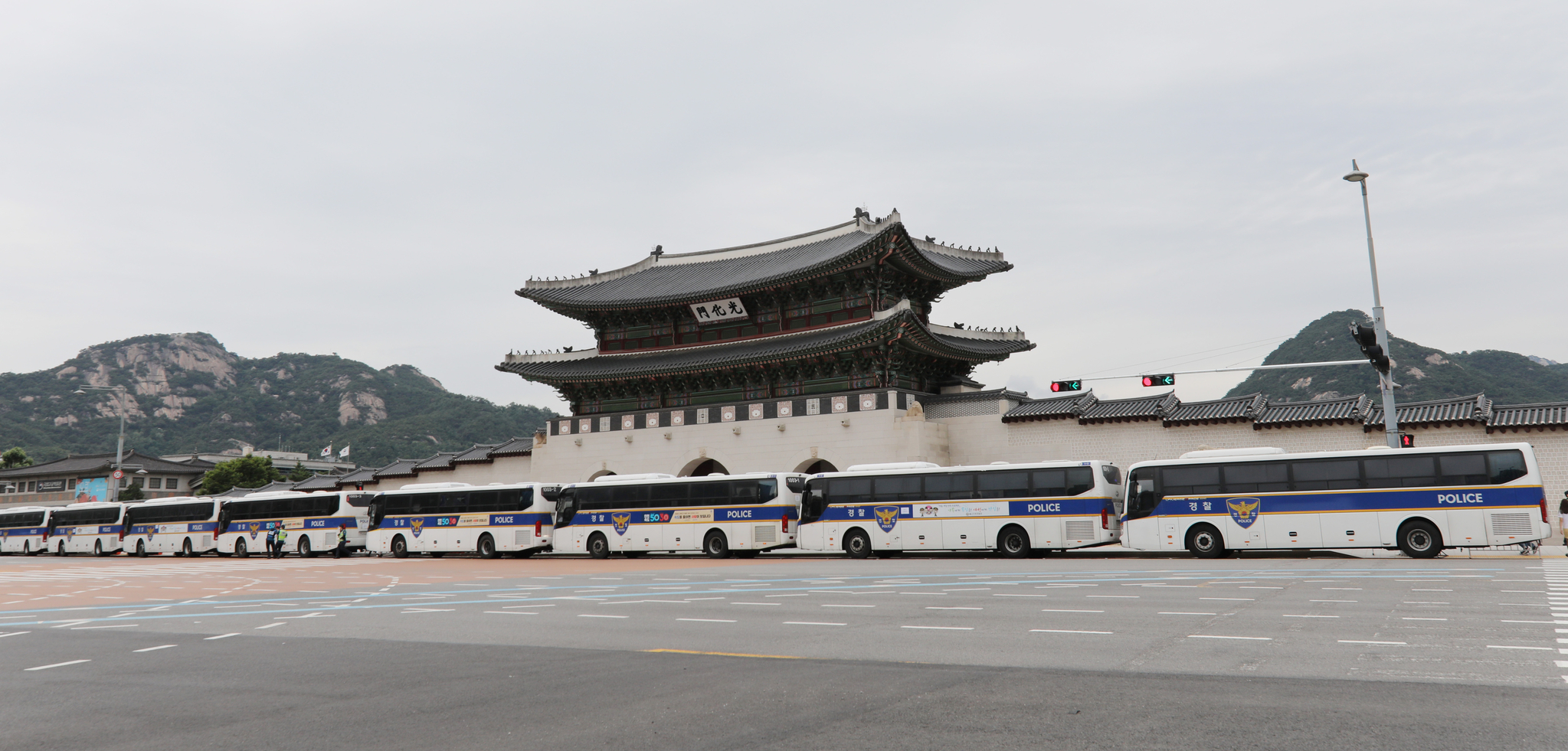민주노총의 전국노동자대회가 예정된 3일 서울 광화문 앞으로 경찰 차벽이 설이되어 있다. 뉴스1 