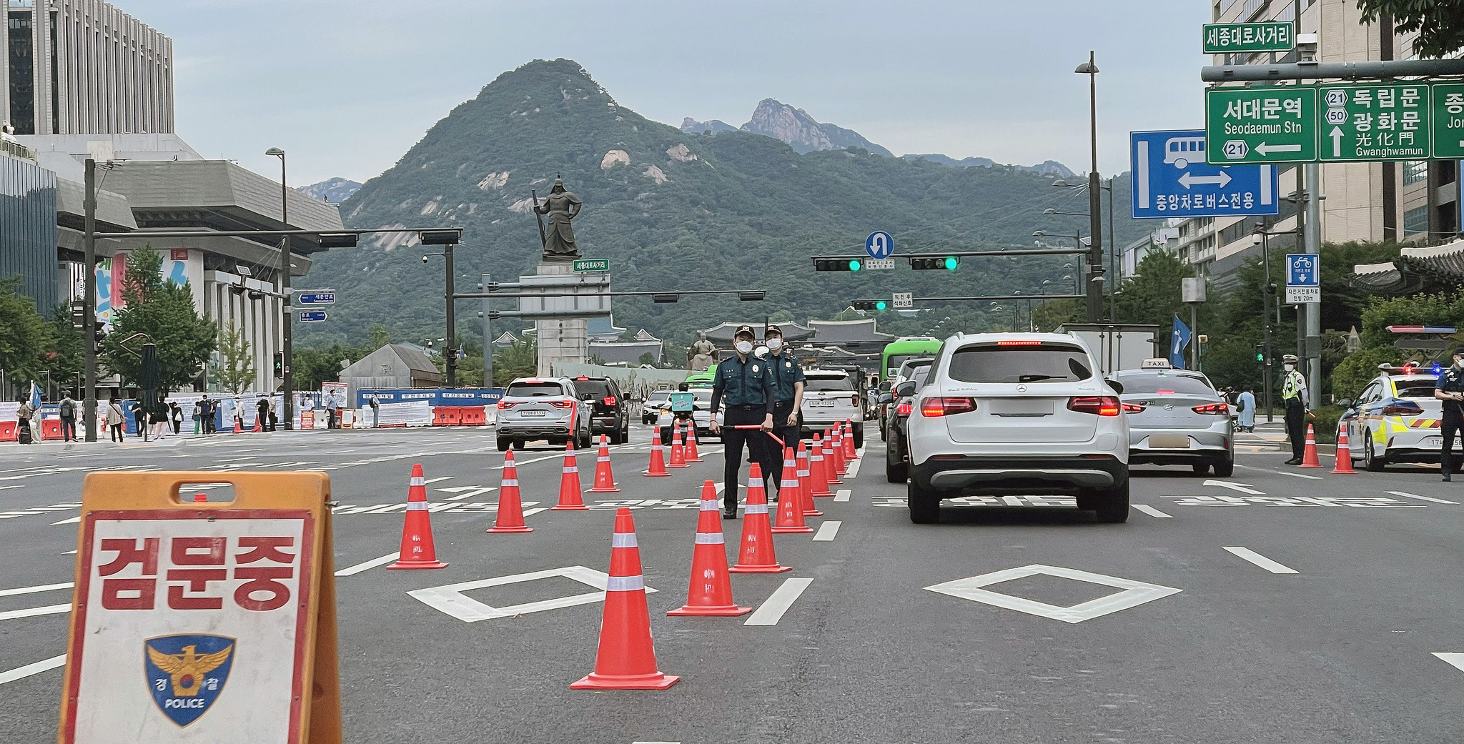 민주노총의 전국노동자대회가 예정된 3일 오전 서울 여의도 사거리에서 경찰이 임시 검문소를 설치하고 지나는 차량을 검문하고 있다. 뉴스1 