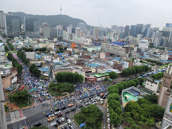 민주노총이 3일 오후 서울 종로 일대에서 집회를 하고 있다. 여성국 기자