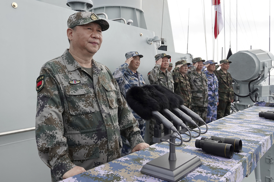 지난 2018년 4월 남중국해에서 중국 해군 함대를 사열하며 연설을 하고 있는 시진핑 중국 국가주석. 신화=연합뉴스