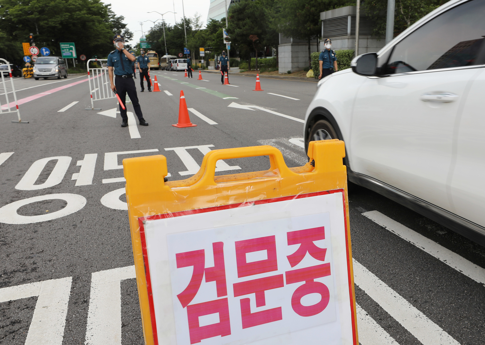 민주노총의 전국노동자대회가 예정된 3일 오전 서울 여의도 사거리에서 경찰이 임시 검문소를 설치하고 지나는 차량을 검문하고 있다. 뉴스1