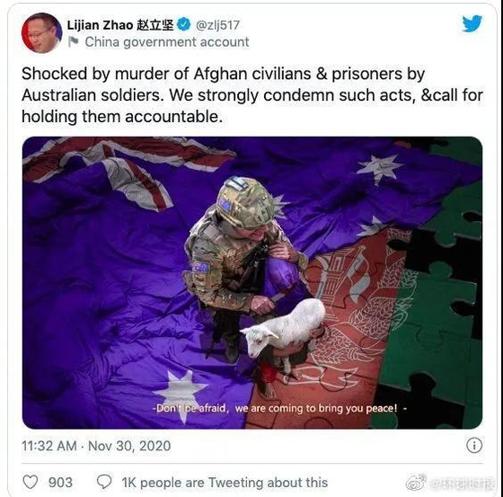 중국의 전랑화가(戰狼畵家) 우허치린(烏合麒麟)이 그린 ‘평화의 군대’. 호주 군인이 양을 안은 아프간 어린이의 목에 피 묻은 칼을 겨누고 있다. 이 섬뜩한 그림을 중국 외교부 대변인 자오리젠이 퍼 날라 호주를 격분시켰다. [트위터 캡처]