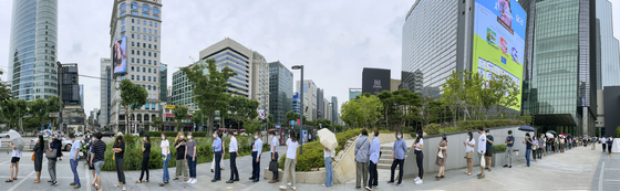 신종 코로나바이러스 감염증(코로나19) 신규 확진자 수가 6일 1200명을 넘어는 등 확산세가 커지고 있다. 7일 오전 서울 강남구 삼성역 인근 선별검사소에서 시민들이 검사를 위해 길게 줄지어 서 있다. 김성룡 기자