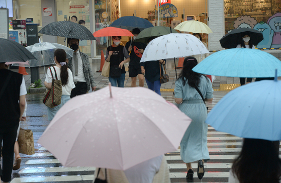 7일 울산 남구 롯데호텔 맞은편 행단보도에 우산을 쓴 시민들이 길을 건너고 있다. 뉴시스