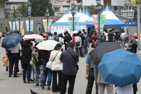  9일 오후 서울 중구 서울역광장에 마련된 임시선별진료소를 찾은 시민들이 신종 코로나바이러스 감염증(코로나19) 검체검사를 받기 위해 줄을 서 있다. 코로나19뉴스1