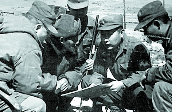한국전쟁 최대 격전지였던 다부동전투에서 당시 백선엽 국군 1사단장이 참모들과 작전회의를 하고 있다. [중앙포토]