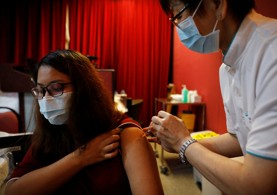 싱가포르에서 백신 접종이 진행되고 있다. [로이터=연합뉴스]