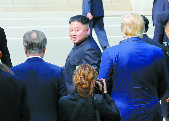 2019년 6월 30일 북한 김정은 국무위원장이 30일 오후 판문점에서 문재인 대통령과 도널드 트럼프 미국 대통령의 배웅을 받으며 군사분계선을 넘어 북측으로 돌아가다 뒤돌아보고 있다. 연합뉴스