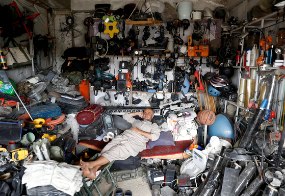 아프가나스탄 상인이 바그람 공군 기지에서 미군이 남겨둔 물건을 가져와 파는 상점. 로이터=연합