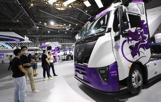 몇몇 관람객들이 8일 '2021 세계인공지능대회'에 전시된 무인트럭을 살펴보며 의견을 나누고 있다. ⓒ신화통신