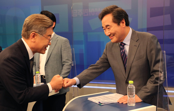 이재명 경기지사(왼쪽)와 이낙연 전 민주당 대표가 지난 8일 오후 서울 중구 TV조선 스튜디오에서 열린 민주당 예비후보 토론회에 참석해 인사를 나누고 있다. 임현동 기자