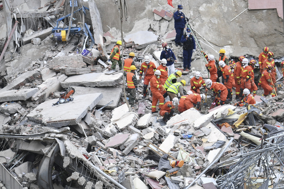 지난해 3월 코로나19 강제 격리시설로 쓰이던 중국 푸젠성 취안저우시의 한 호텔이 붕괴됐다. AP=연합뉴스