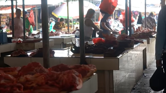 인도네시아의 한 시장에서 갓 잡은 야생동물 고기를 파는 모습. [AFP/ VOA 유튜브]
