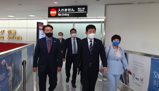 더불어민주당 김진표 의원(오른쪽 두 번째) 등 한일의원연맹 회장단 일행이 14일 오후 일본 나리타공항에 도착해 출국장을 빠져나가고 있다. [연합뉴스]