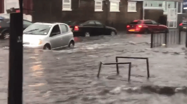12일 런던에 폭우가 쏟아져 바닥이 물에 잠겼다. [트위터 캡처]