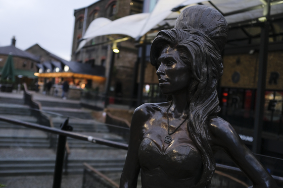 런던 캠든마켓에 설치된 에이미 와인하우스 동상. AP=연합뉴스