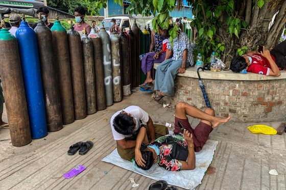 지난 14일(현지시간) 미얀마 양곤의 산소공급 공장 인근에서 차례를 기다리는 시민들. [AFP=연합뉴스]