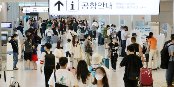 26일 오후 서울 강서구 김포공항 국내선 탑승 수속대에 여행을 떠나는 시민들로 북적이고 있다. 뉴스1 