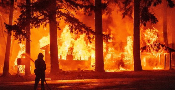 24일(현지시간) 미국 캘리포니아주에서 산불 '딕시' 때문에 한 주택이 불타는 모습. [AFP=연합뉴스] 