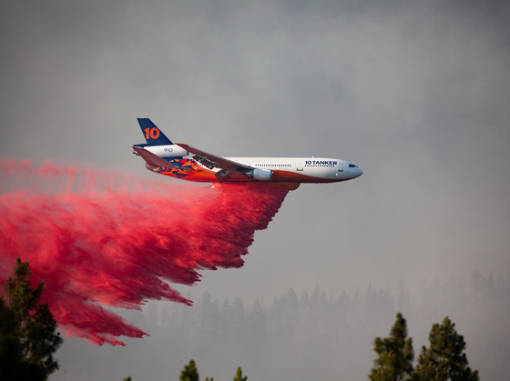 미국 소방항공기가 지난 15일 오리건주 산불 발생 지역에서 화재 진화 작업을 하고 있다. [EPA=연합뉴스] 