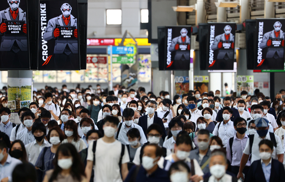 28일 오전 마스크를 쓴 시민들이 도쿄 시나가와역을 지나고 있다. [로이터=연합뉴스]
