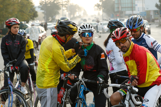지난 2020년 아프가니스탄 사이클링 국가대표인 룩사르 하비브자인(24, 가운데)가 동료들과 함께 카불의 한 도로에서 훈련하고 있다. [EPA=연합뉴스]