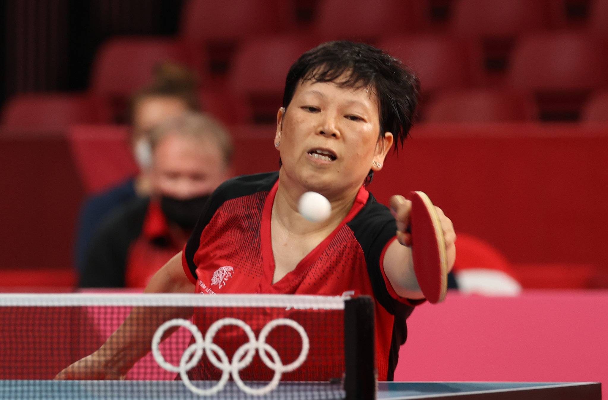 58세에 올림픽에 참가한 룩셈부르크 니샤롄이 25일 도쿄체육관에서 열린 도쿄올림픽 여자탁구 개인전에서 한국 17세 신유빈의 공을 받아내고 있다. 연합뉴스