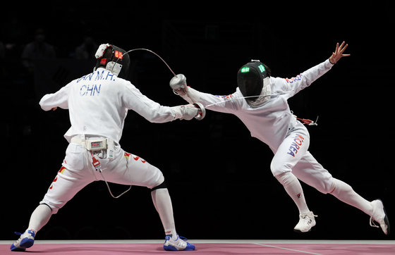 박상영(오른쪽)이 30일 일본 마쿠하리메세 홀에서 열린 도쿄올림픽 펜싱 남자 에페 단체 중국과의 동메달 결정전에서 득점에 성공하고 있다. [연합뉴스]