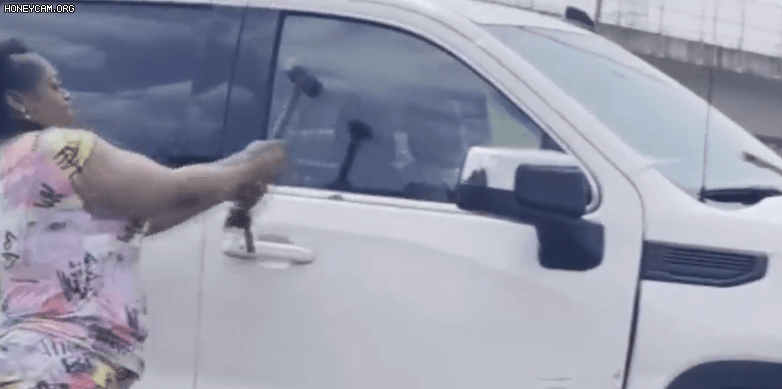 Una mujer golpea una ventana con un martillo para salvarla después de que un conductor colapsara inconsciente en una autopista en Atlanta, Estados Unidos, el día 25 (hora local). [CNN 캡처]
