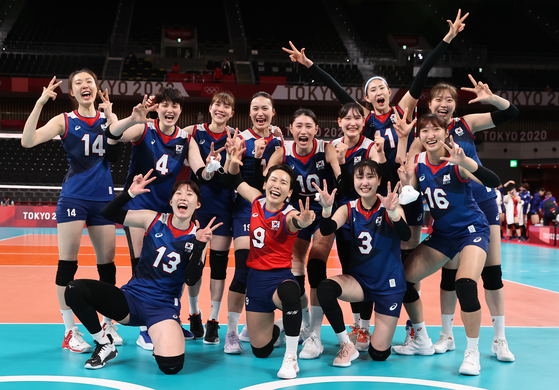 일본을 꺾은 뒤 3승을 의미하는 손가락 세 개를 펴보이는 여자 배구 대표팀. [연합뉴스]
