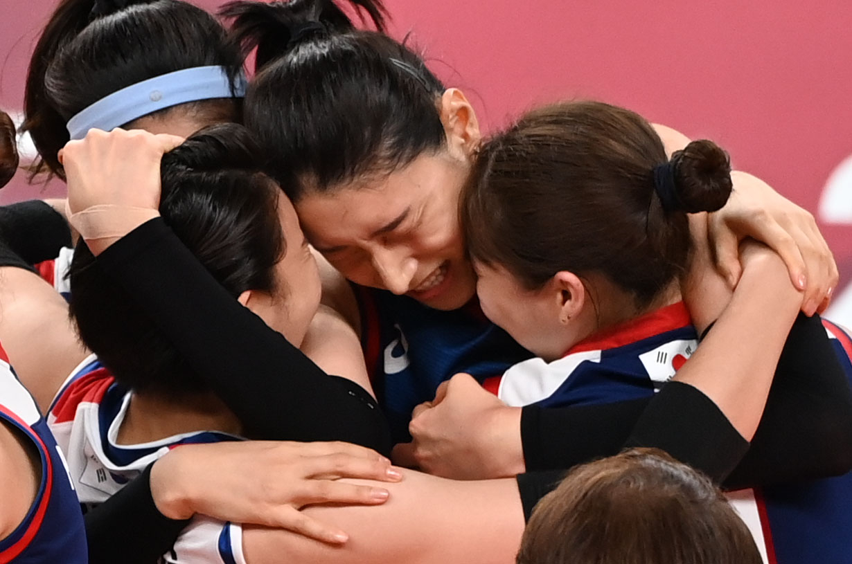 한국 배구대표팀 김연경이 4일 일본 아리아케 아레나에서 열린 도쿄올림픽 여자 배구 8강 한국과 터키의 경기에서 승리한뒤 동료들과 함께 환호하고 있다. 도쿄=올림픽사진공동취재단