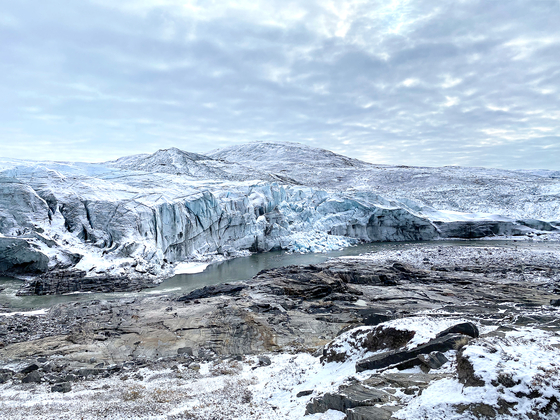 2020년 9월 12일 그린란드 러셀 빙하의 모습. 태고의 빙하에서 얼음덩어리들이 무너졌고, 빙하가 녹은 물이 흐르고 있다. 세계 최대의 섬 그린란드의 빙하는 20년 전보다 7배나 빠른 속도로 녹고 있다. 그린란드의 빙하가 녹으면 전 세계 해수면이 상승해 홍수·침수 등의 재앙으로 이어진다. 그린란드를 덮은 얼음이 전부 사라지면 해수면은 6m가량 오른다. 김인숙 통신원