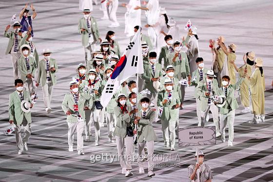 지난 23일 도쿄올림픽 한국 선수단 공동 기수로 나선 김연경과 황선우. 