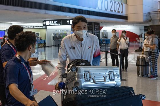 김연경이 지난 20일 일본 나리타 공항을 통해 도쿄에 입성하고 있다. 게티이미지 