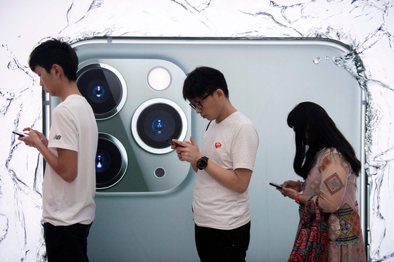 지난 2019년 9월 홍콩에서 새로 출시된 아이폰11을 사기위해 줄을 서있는 모습.[AFP=연합뉴스]