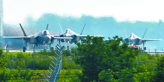 한국 공군의 스텔스 전투기 F-35A 석 대가 이륙 준비를 하고 있다. 프리랜서 김성태