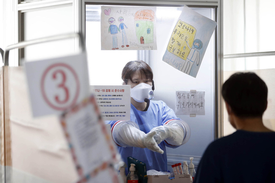 지난 18일 오후 광주 북구보건소 신종 코로나바이러스 감염증(코로나19) 선별진료소에 어린이들이 보낸 응원 그림이 붙어있다. 광주 북구청 제공. 연합뉴스