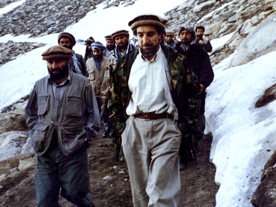 1990년대 날짜미상의 사진에서 아프간군 사령관 아흐마드 샤 마수드(가운데)가 아프간 동북부 산간지역을 이동하고 있다. [AFP=연합뉴스]